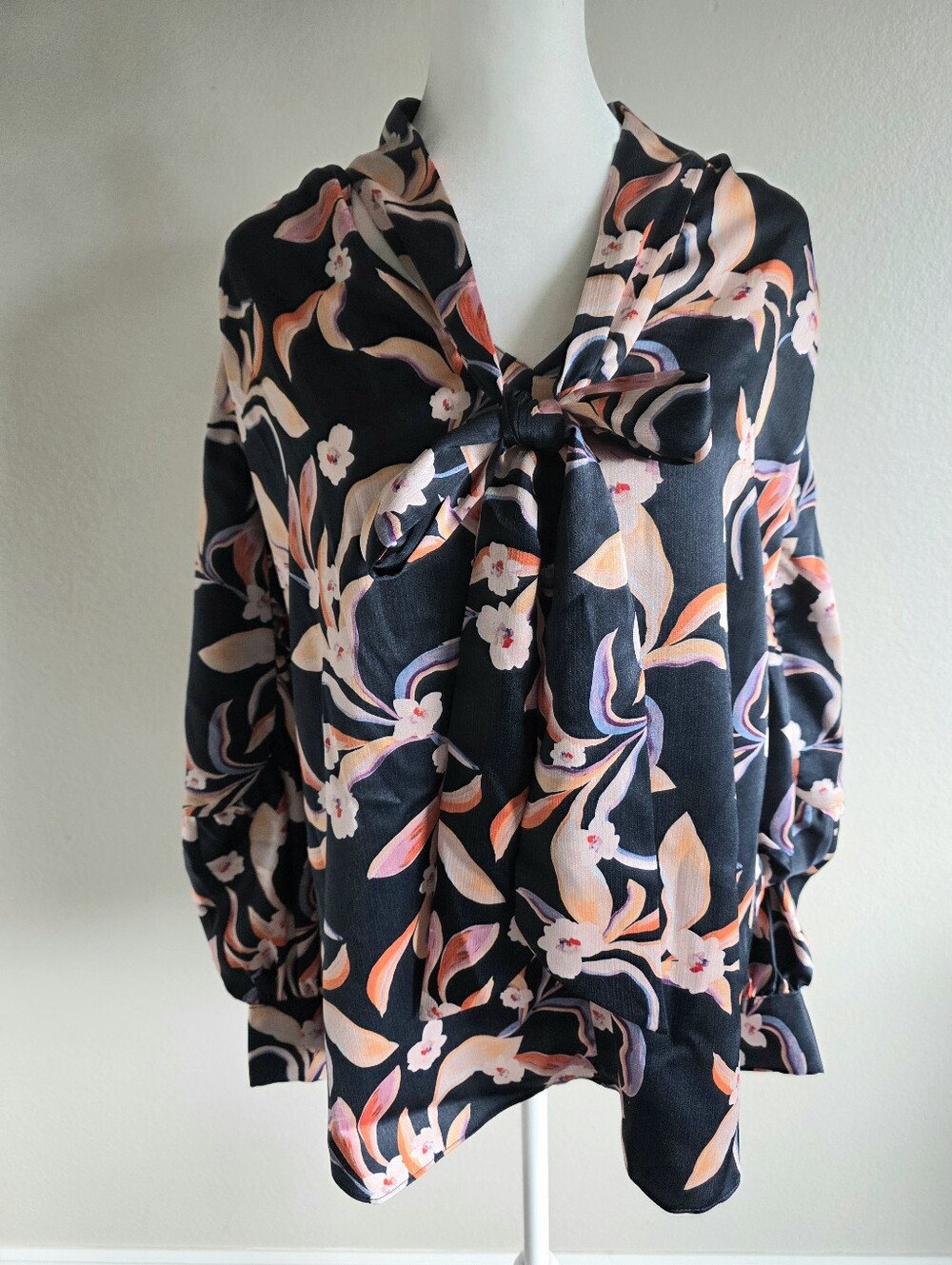Sachin & Babi Blouse Top Bold Artsy Floral Print Scarf Tie Neck Satin Size M